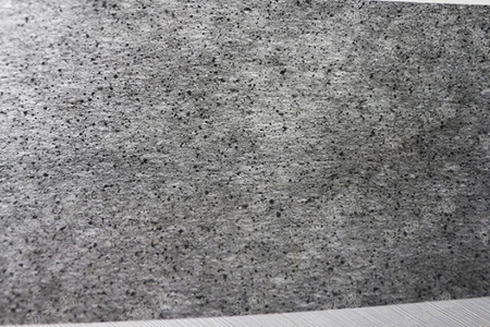 2 .不織布の表面における粉末活性炭